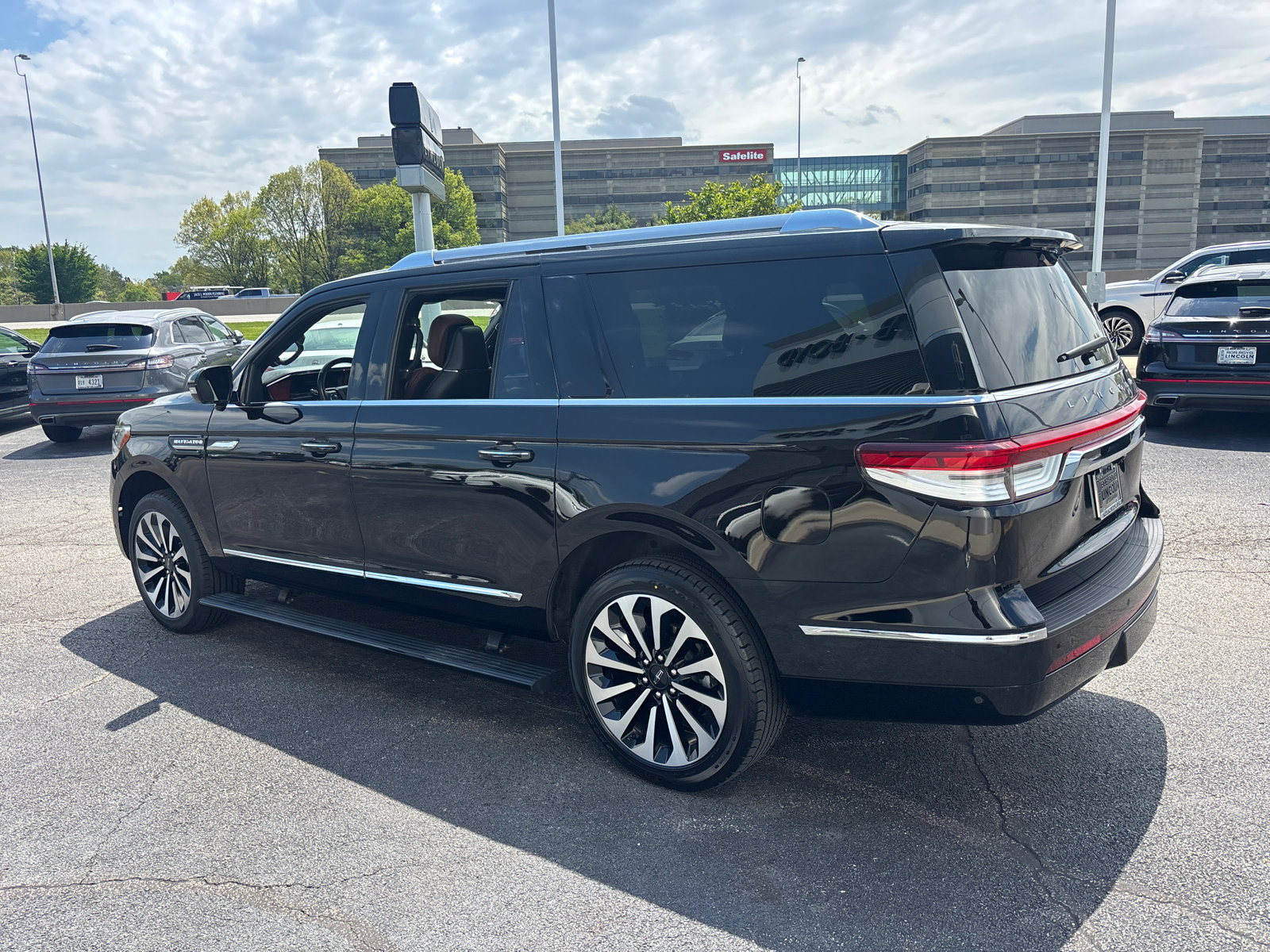 Certified 2024 Lincoln Navigator L Reserve AWD/4WD image 5