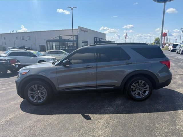 Used 2023 Ford Explorer XLT w/ Equipment Group 202A AWD/4WD image 2