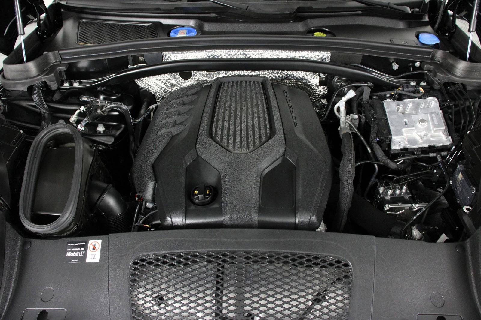 Certified 2025 Porsche Macan image 26