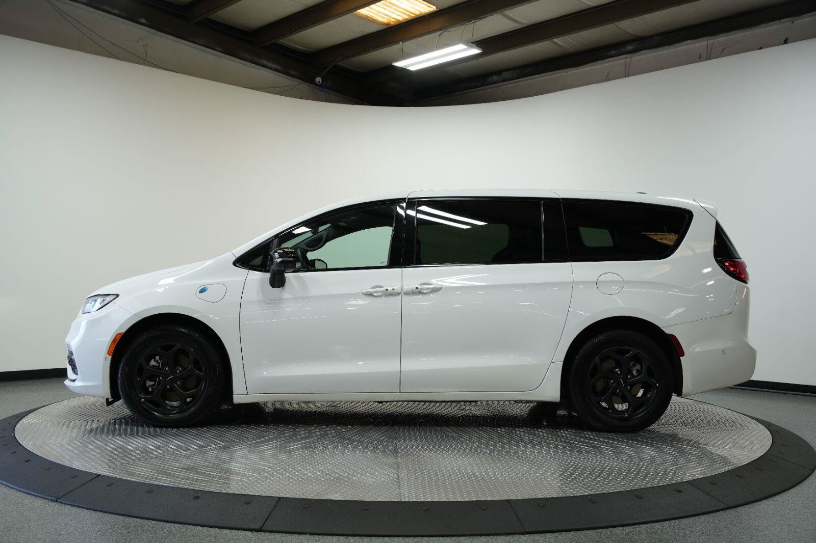 Used 2024 Chrysler Pacifica Limited FWD image 4