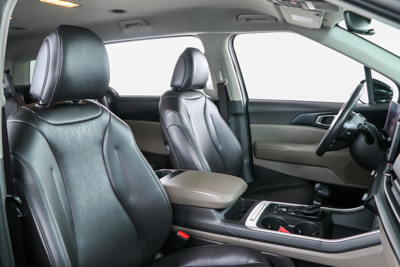 Used 2025 Kia Carnival FWD image 28
