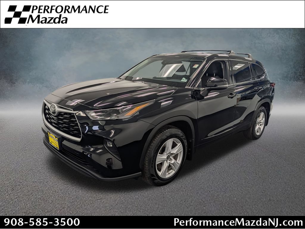 Used 2022 Toyota Highlander LE AWD/4WD image 1