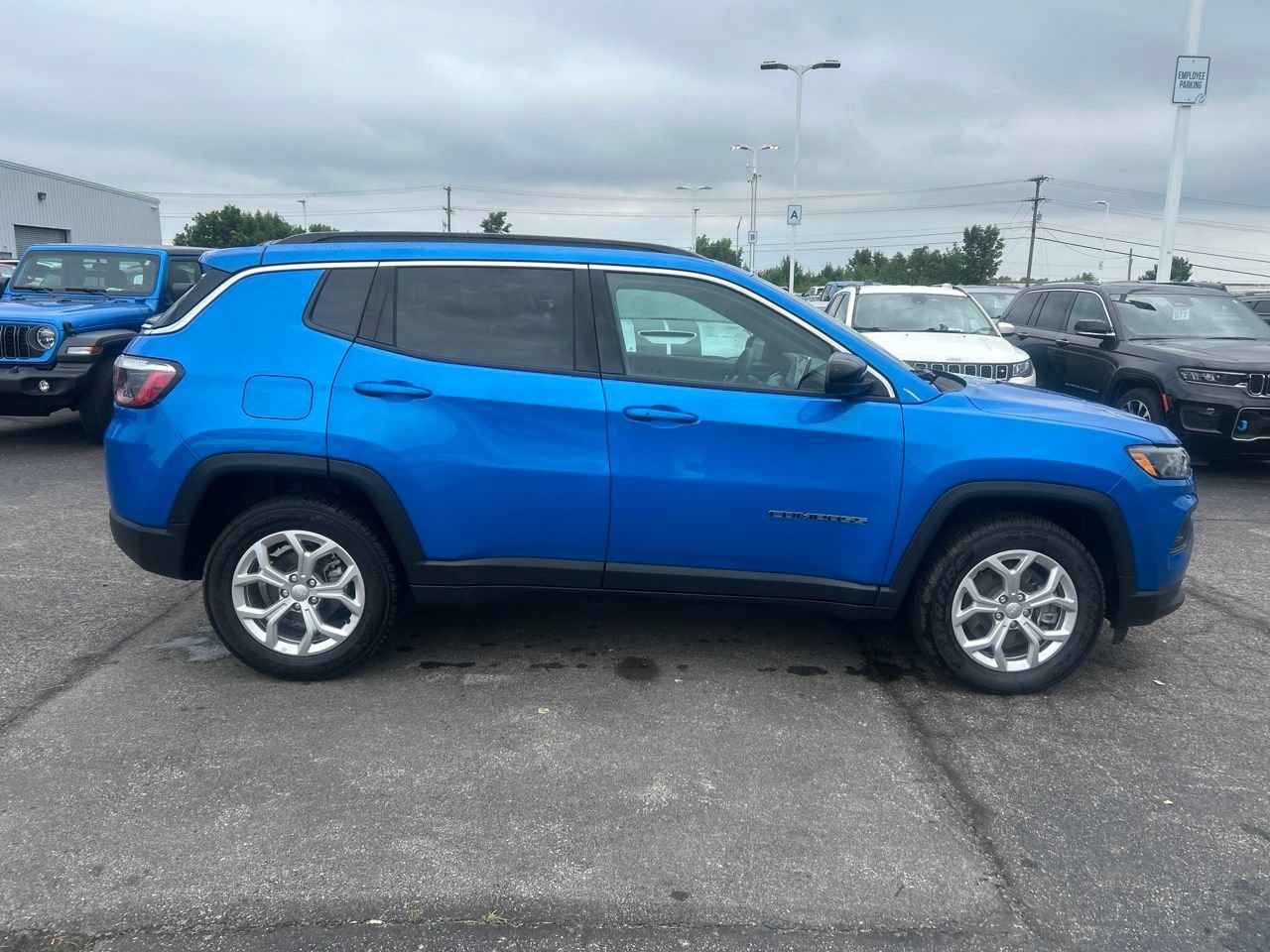Used 2024 Jeep Compass Latitude AWD/4WD image 2