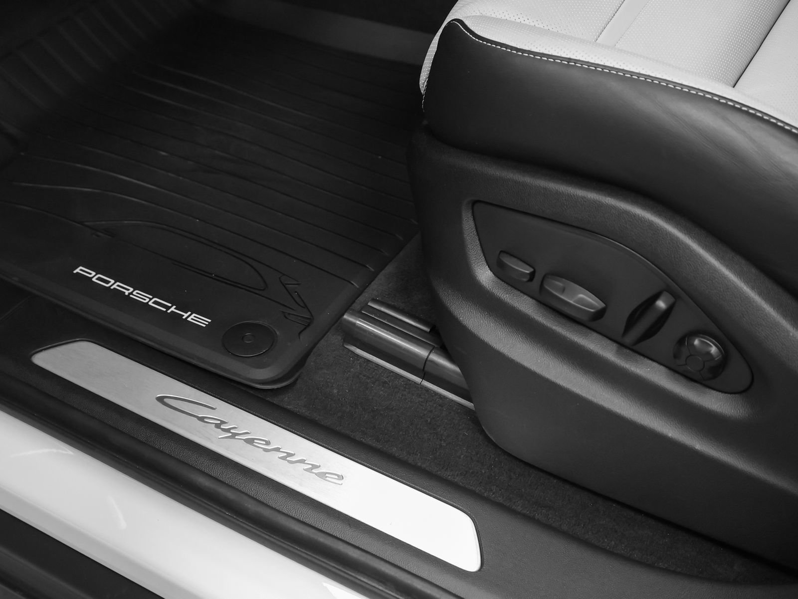 Certified 2026 Porsche Cayenne AWD/4WD image 26