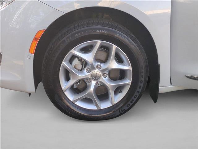 Used 2020 Chrysler Pacifica Touring-L image 26