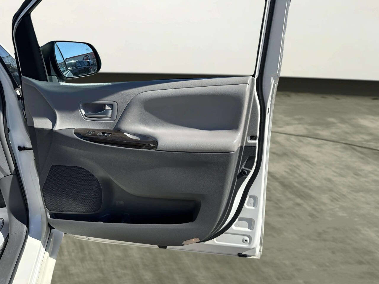 Used 2015 Toyota Sienna XLE image 26