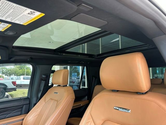 Used 2023 Ford Expedition Platinum AWD/4WD image 2