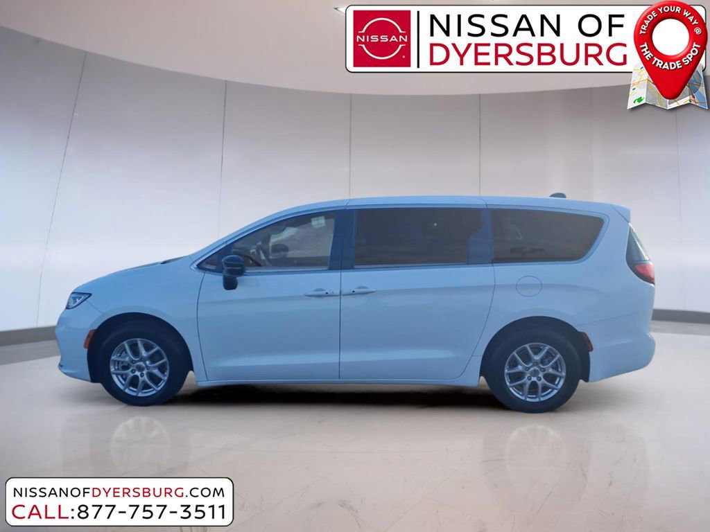 Used 2024 Chrysler Pacifica Touring-L image 6