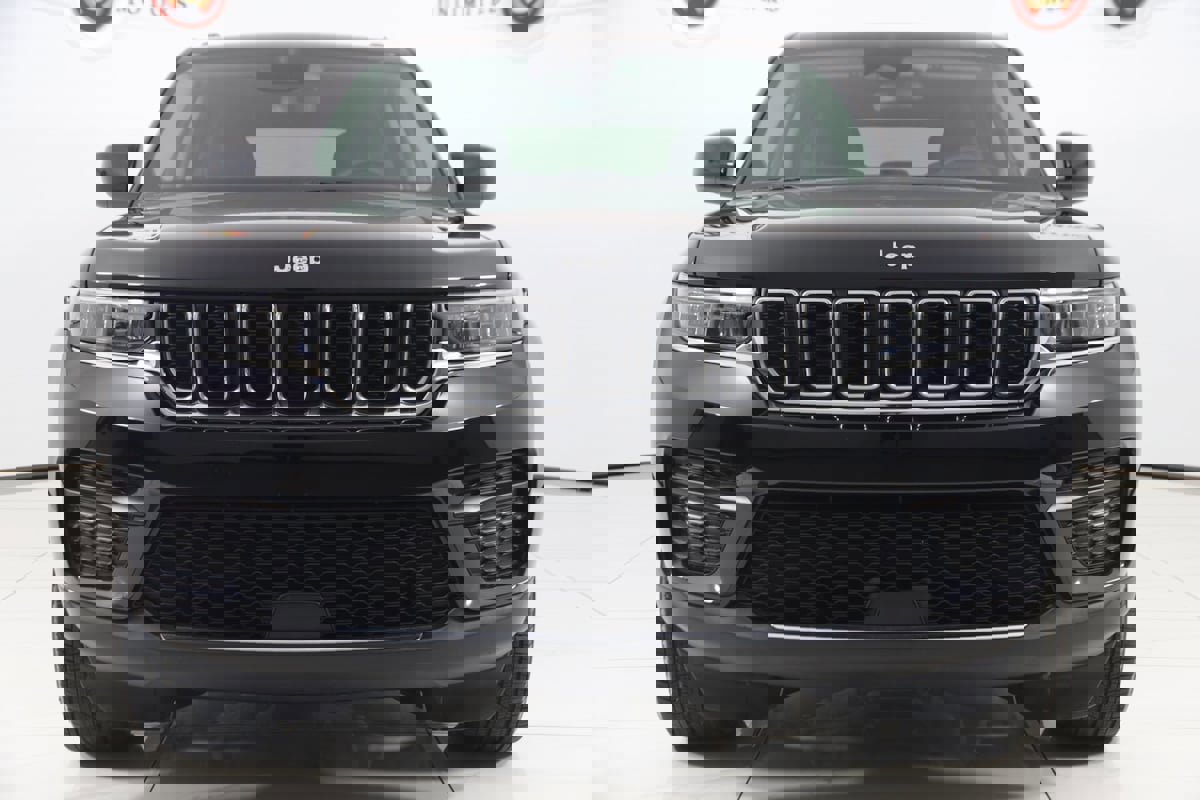 Used 2023 Jeep Grand Cherokee Laredo X image 47