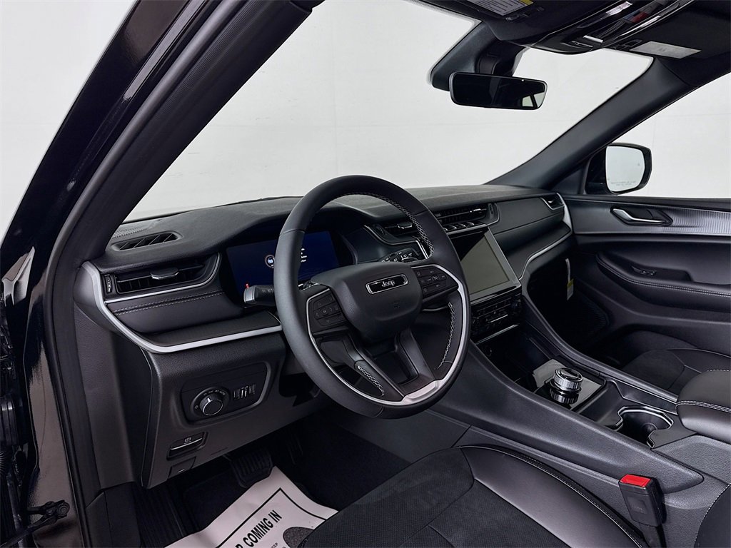 New 2025 Jeep Grand Cherokee Altitude image 9