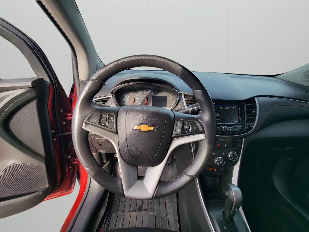 Used 2021 Chevrolet Trax LT w/ LT Convenience Package AWD/4WD image 12