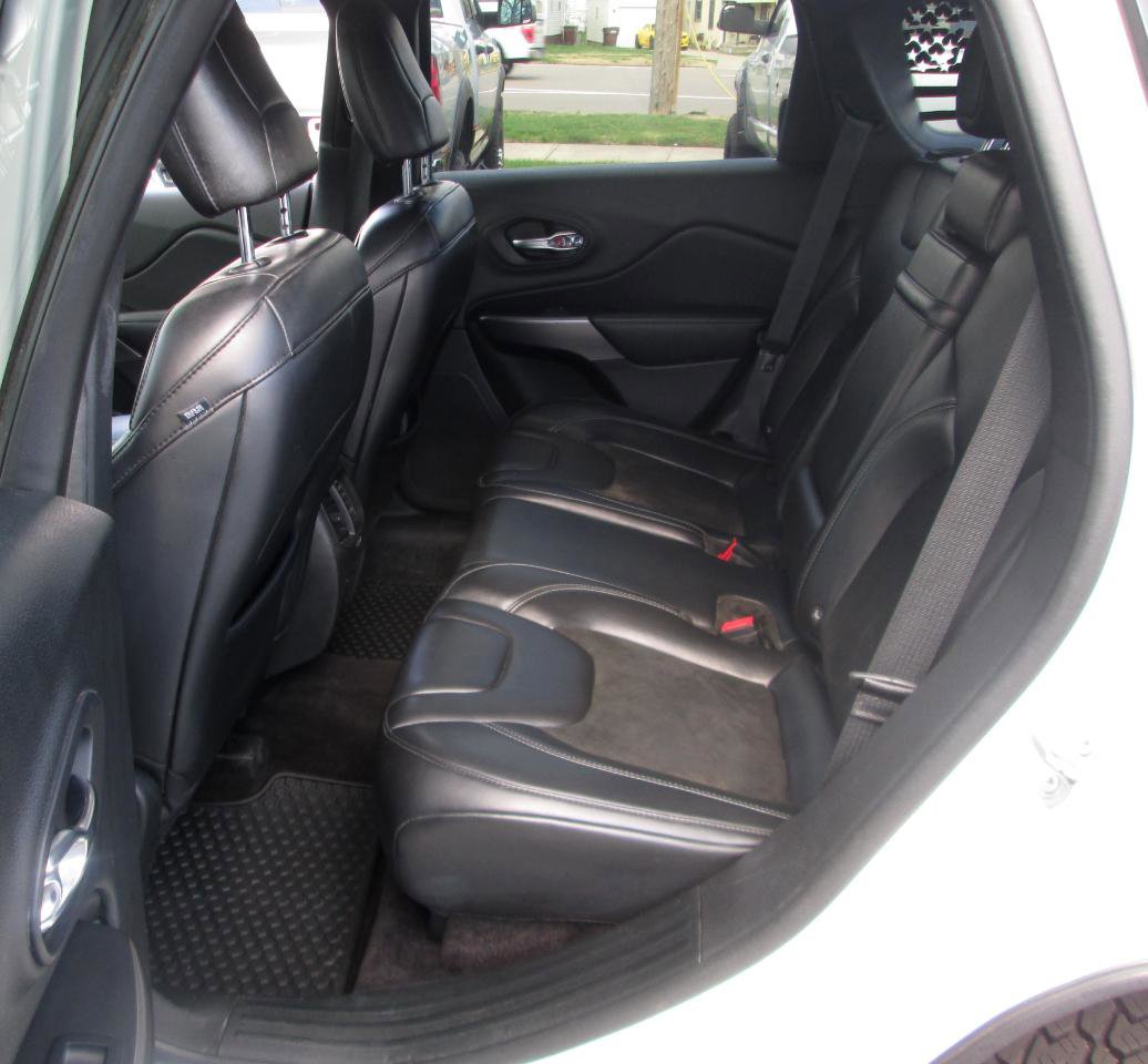 Used 2019 Jeep Cherokee Latitude Plus w/ Comfort/Convenience Group AWD/4WD image 15