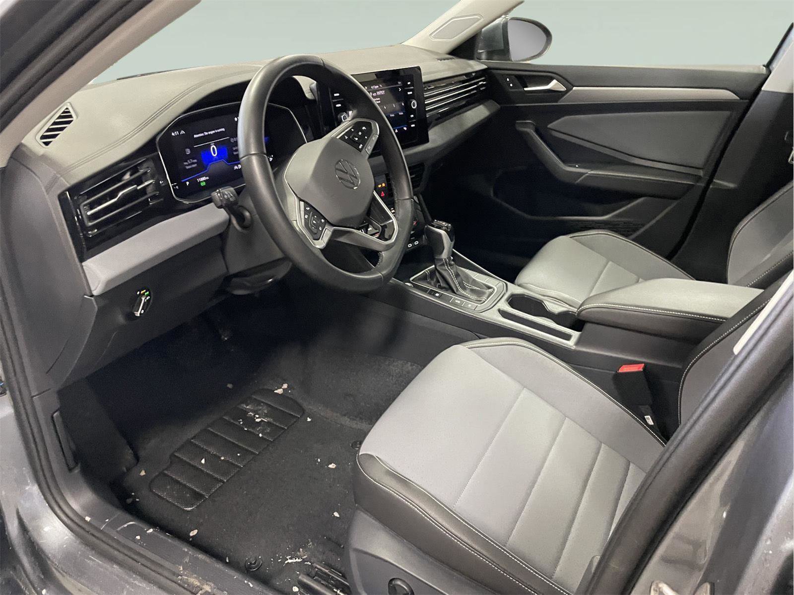 Used 2025 Volkswagen Jetta SE image 12