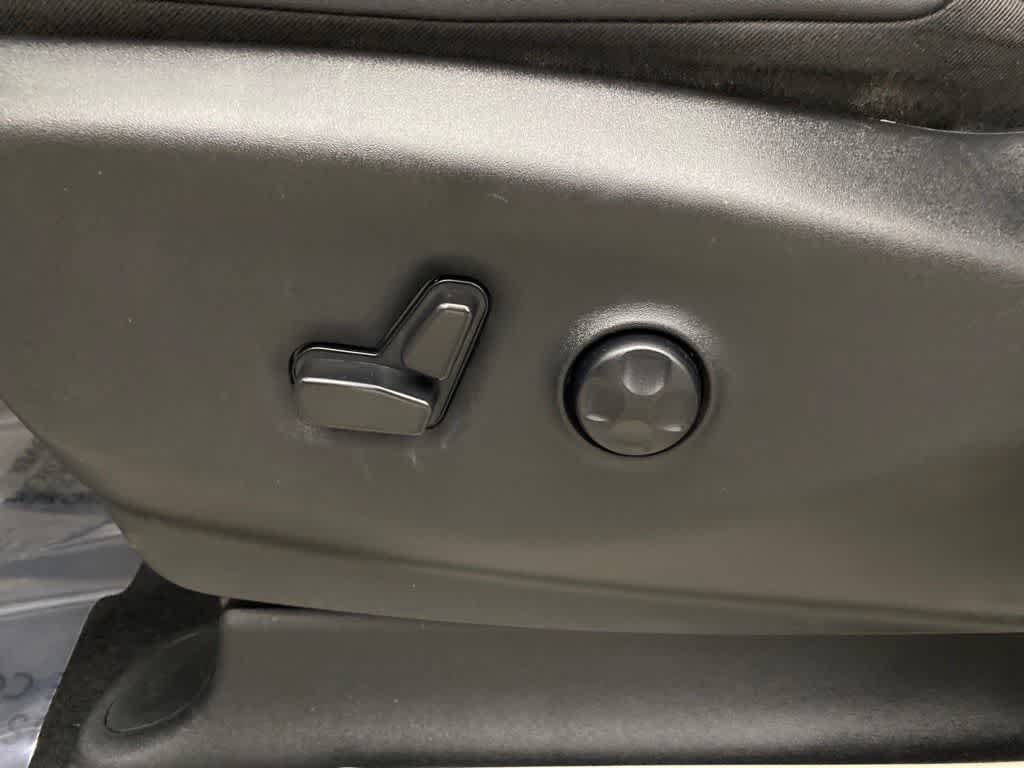 Used 2024 Chrysler Pacifica Touring-L FWD image 15