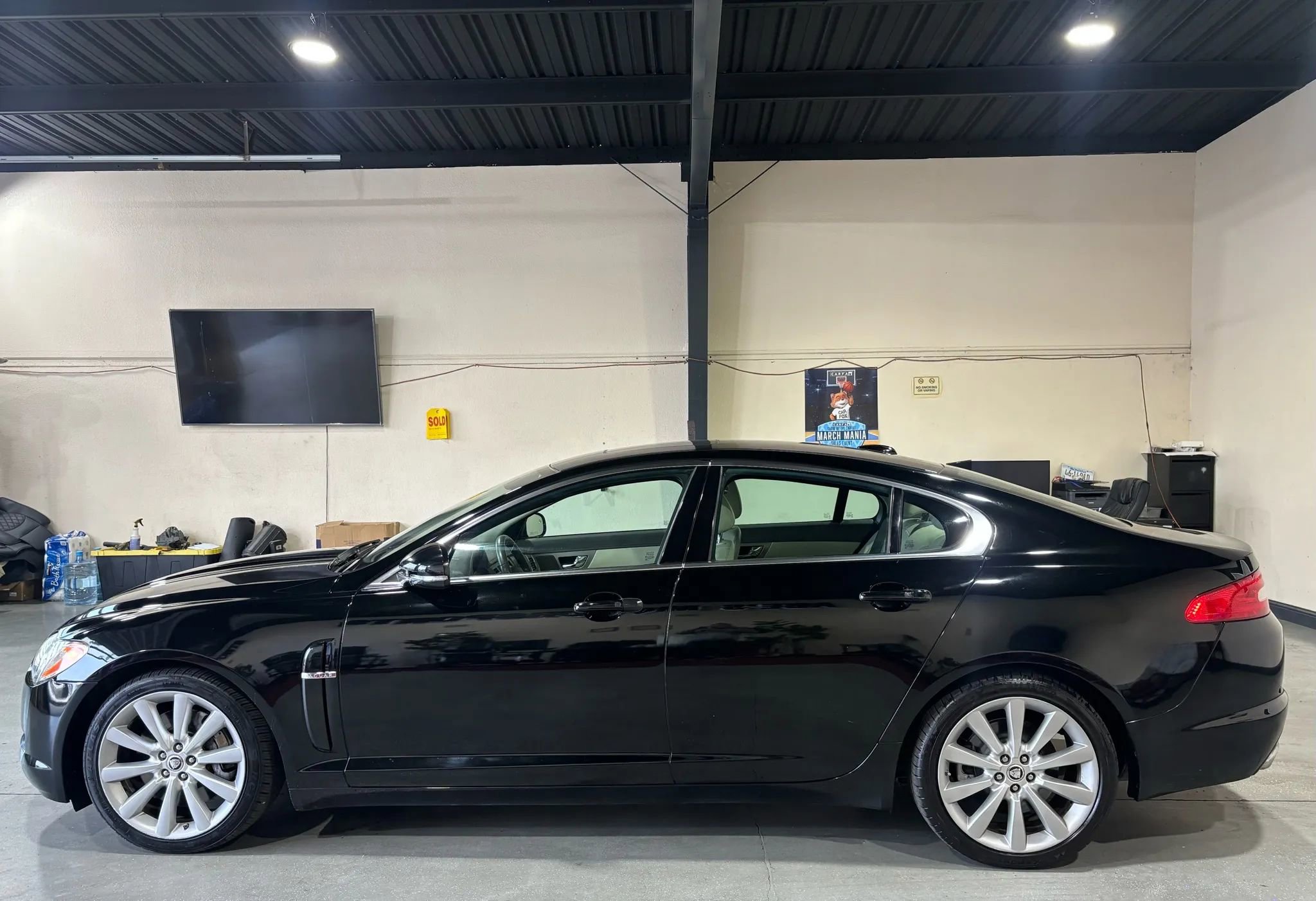 Used 2010 Jaguar XF Premium image 4