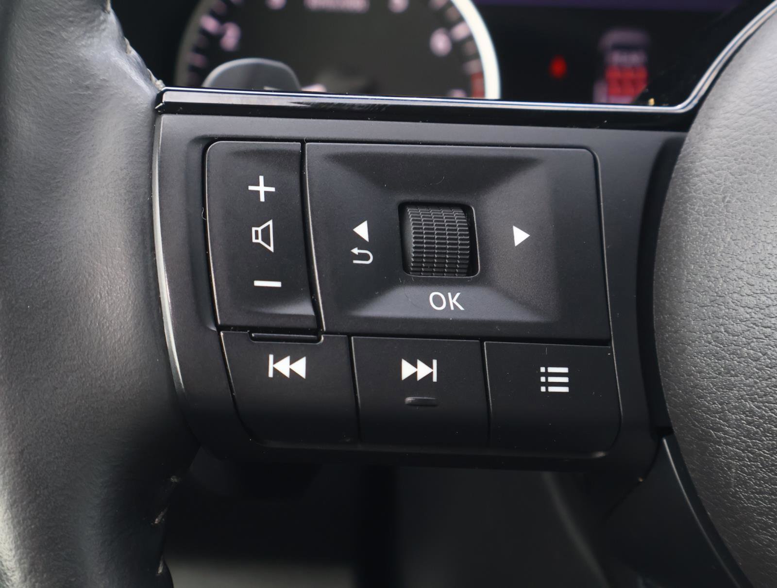 Used 2024 Nissan Pathfinder SL FWD image 24