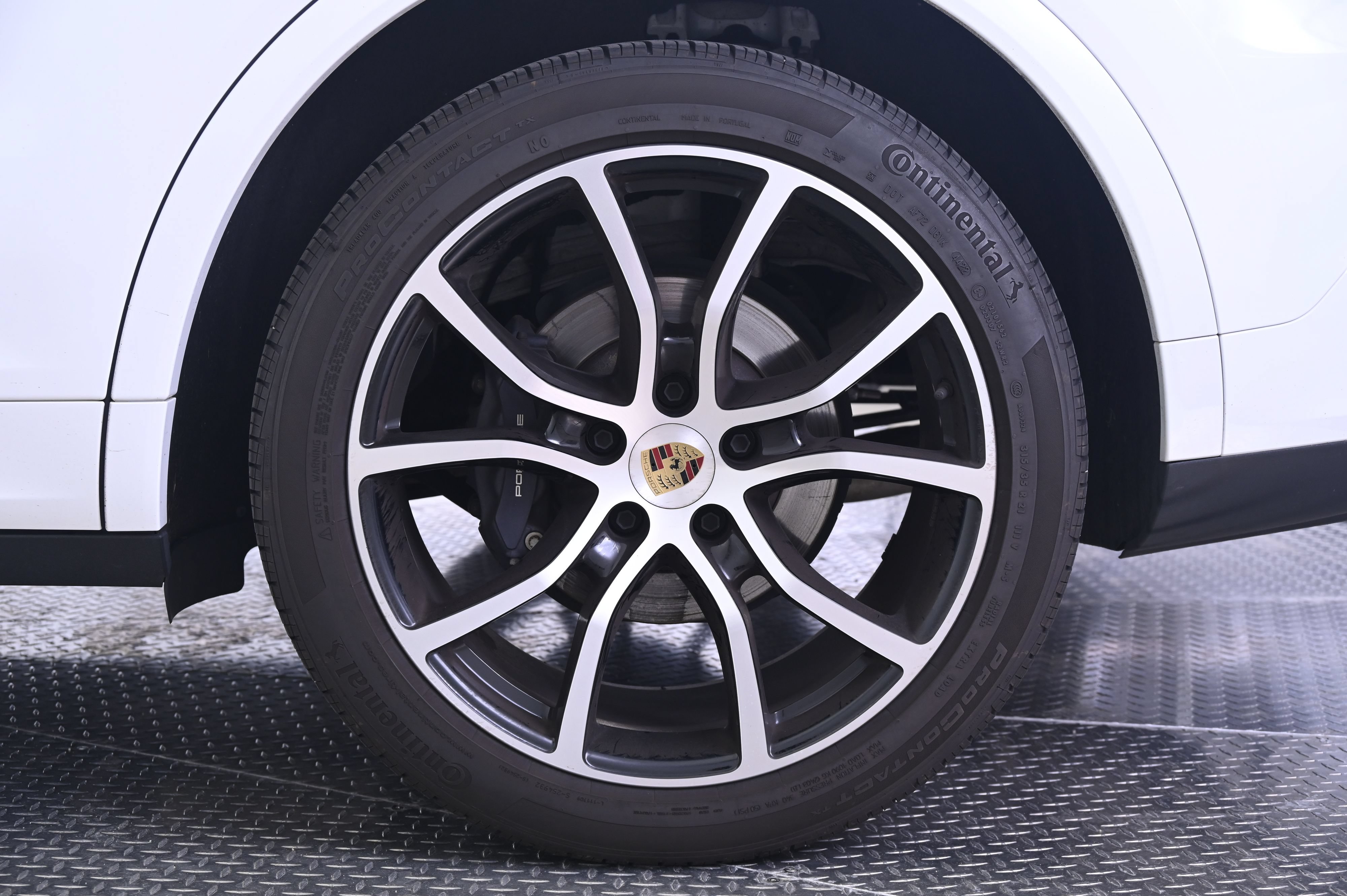 Certified 2023 Porsche Cayenne AWD/4WD image 12