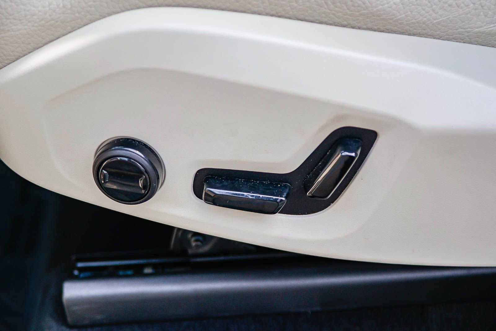 Used 2024 Volvo XC90 B5 Core w/ Protection Package Premier image 24