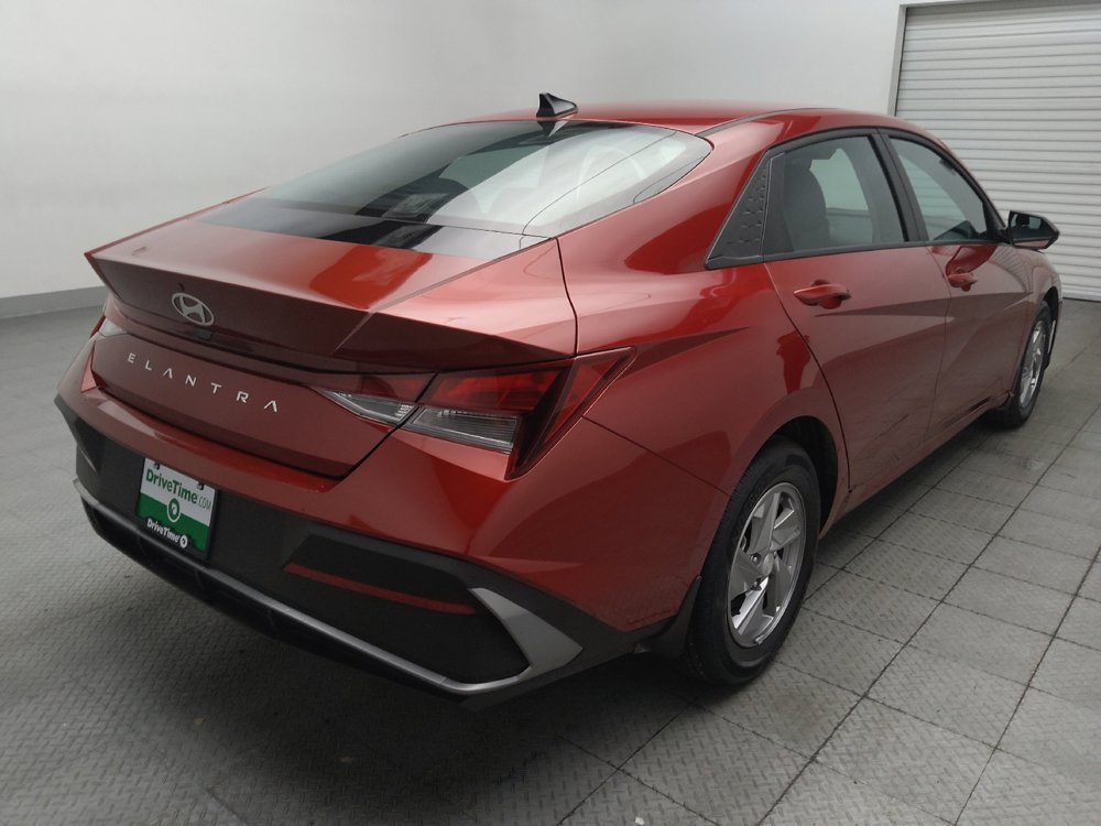 Used 2025 Hyundai Elantra SE FWD image 9