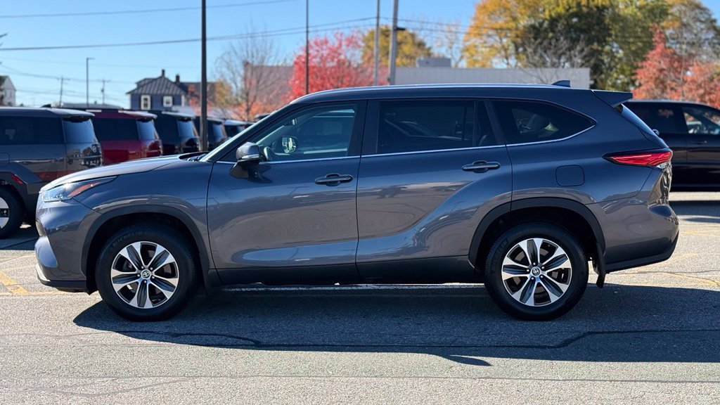 Used 2023 Toyota Highlander XLE AWD/4WD image 3