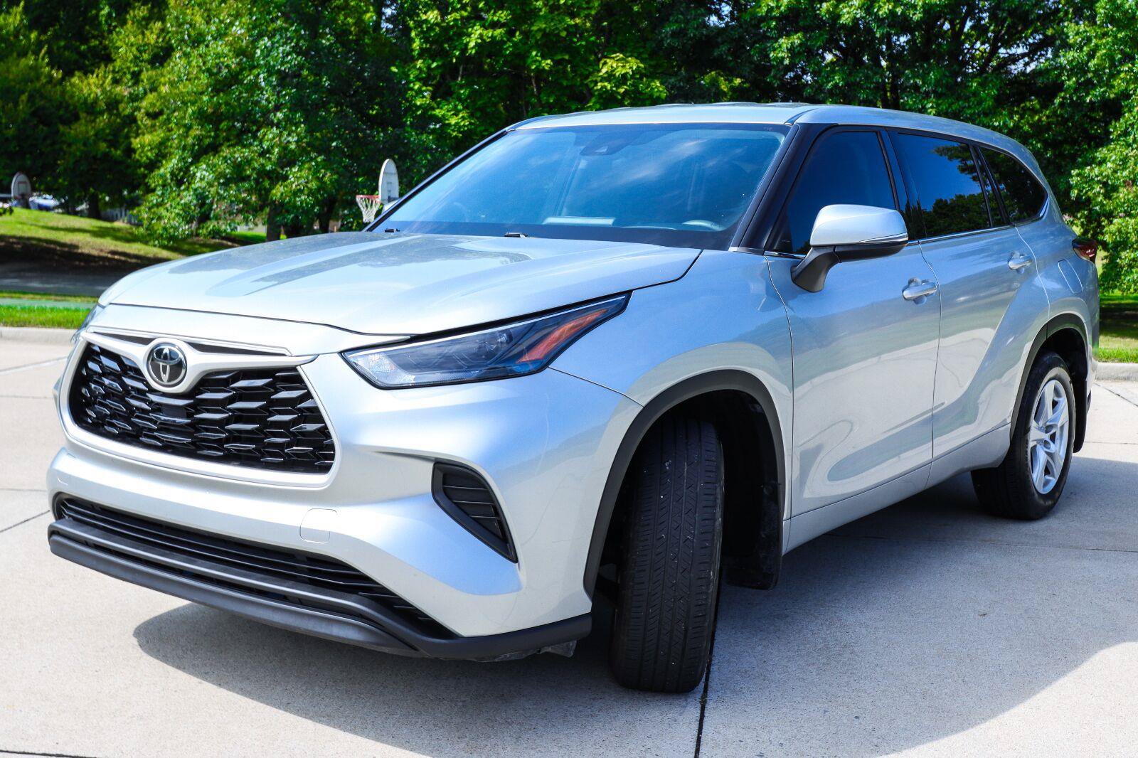 Used 2022 Toyota Highlander L FWD image 3