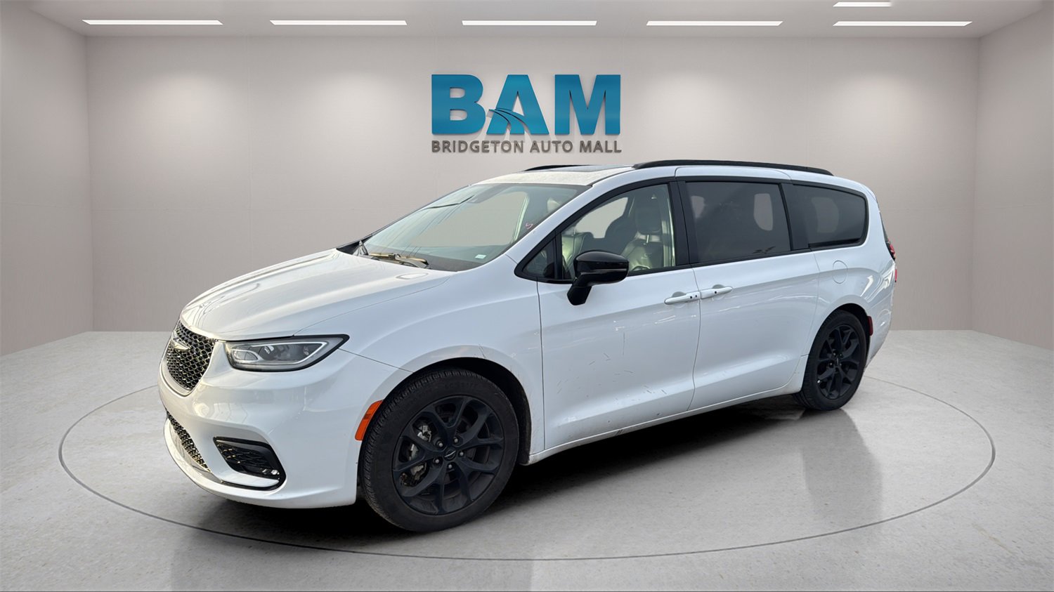 Used 2025 Chrysler Pacifica Limited image 3