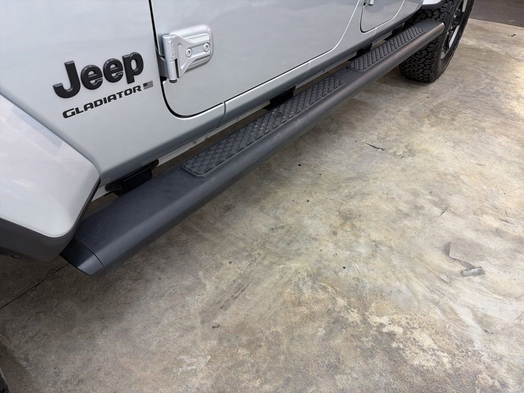 Used 2023 Jeep Gladiator Sport image 15