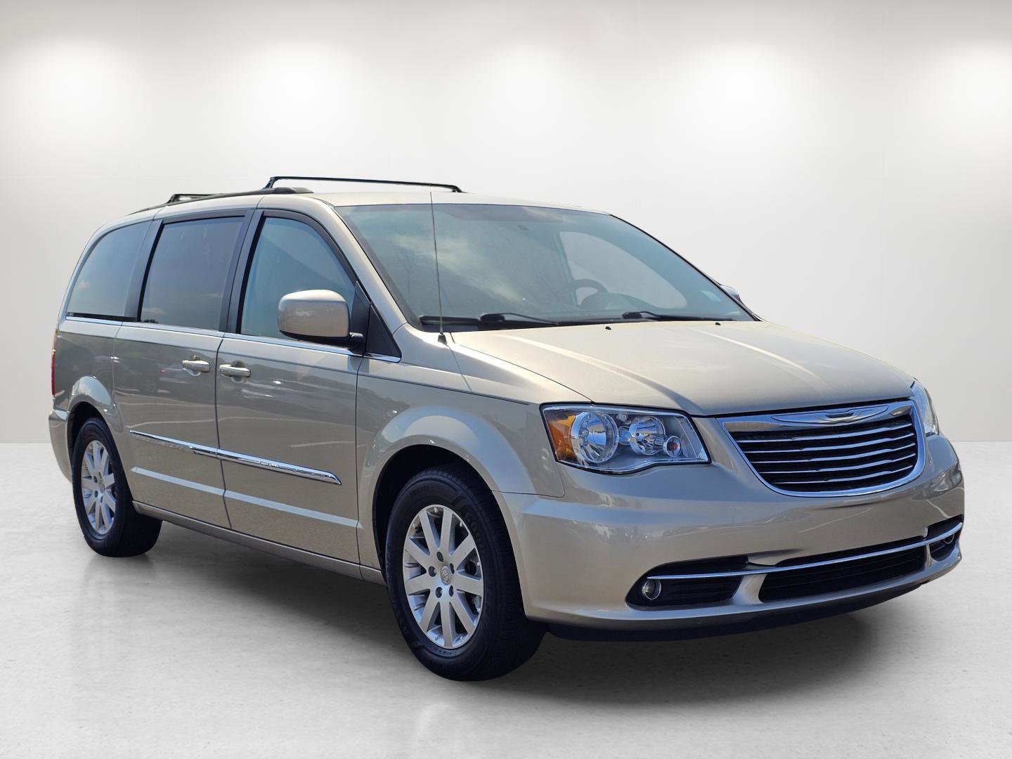 Used 2013 Chrysler Town & Country Touring image 3