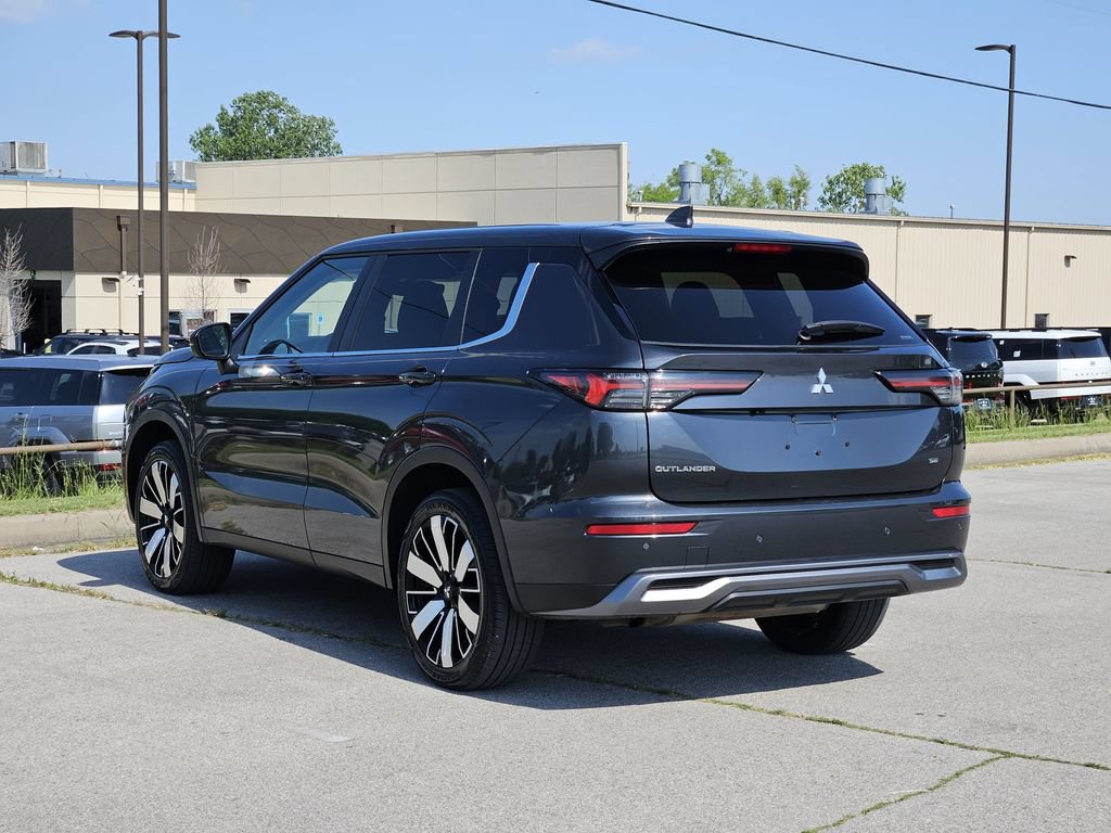Used 2025 Mitsubishi Outlander SE AWD/4WD image 3