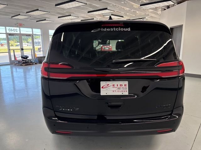 New 2026 Chrysler Pacifica Limited w/ S Appearance Package image 7