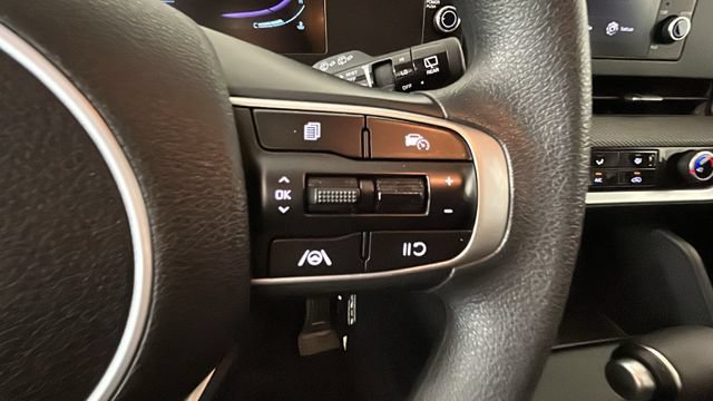 Used 2025 Kia Sportage LX AWD/4WD image 16