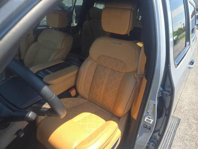 Used 2025 Jeep Grand Wagoneer L Series III w/ Rear Seat Video Group 1 AWD/4WD image 14