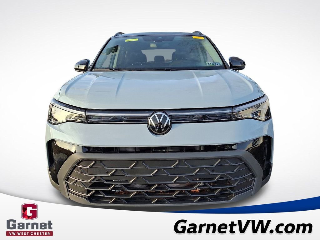 Certified 2025 Volkswagen Taos SE image 2