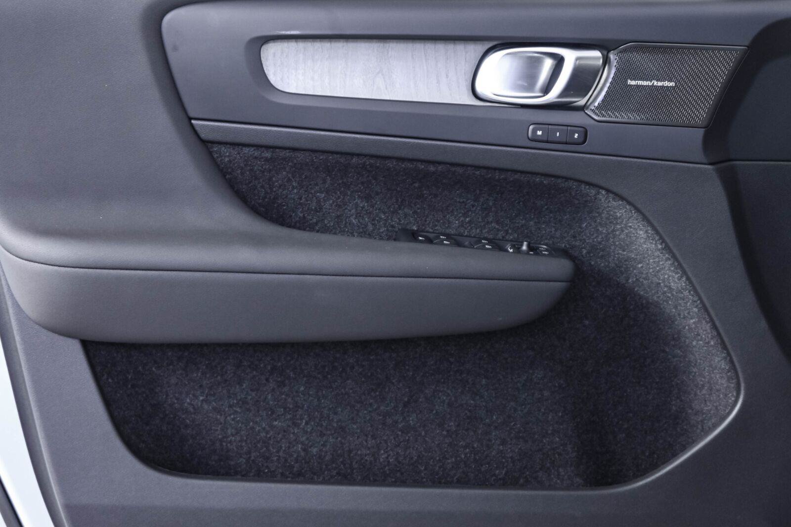 Certified 2026 Volvo XC40 B5 Plus AWD/4WD image 6
