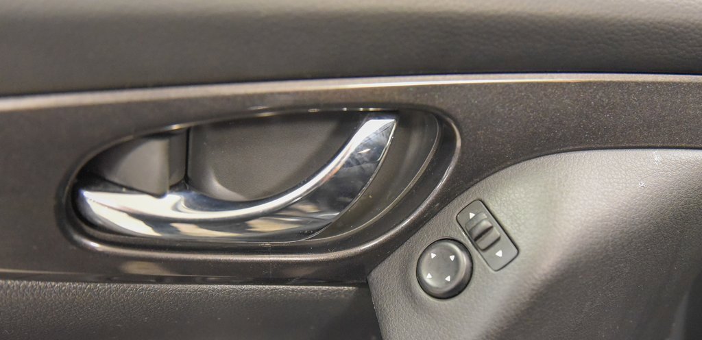 Used 2017 Nissan Rogue SV w/ Midnight Edition image 15