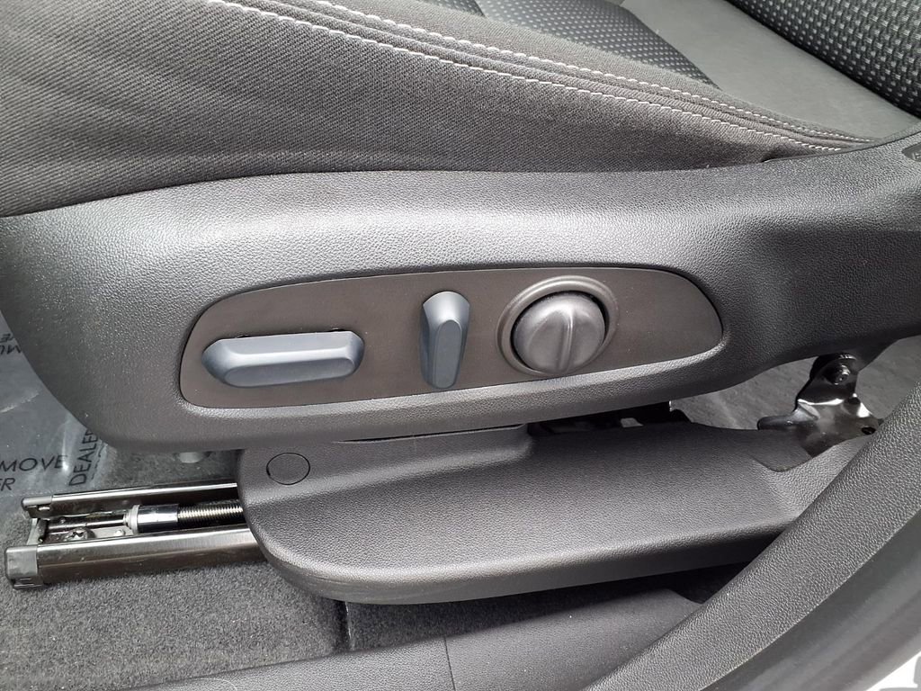 Used 2023 GMC Terrain SLE w/ Driver Convenience Package image 23