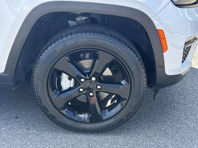 Certified 2024 Jeep Grand Cherokee Limited w/ Black Appearance Package image 14