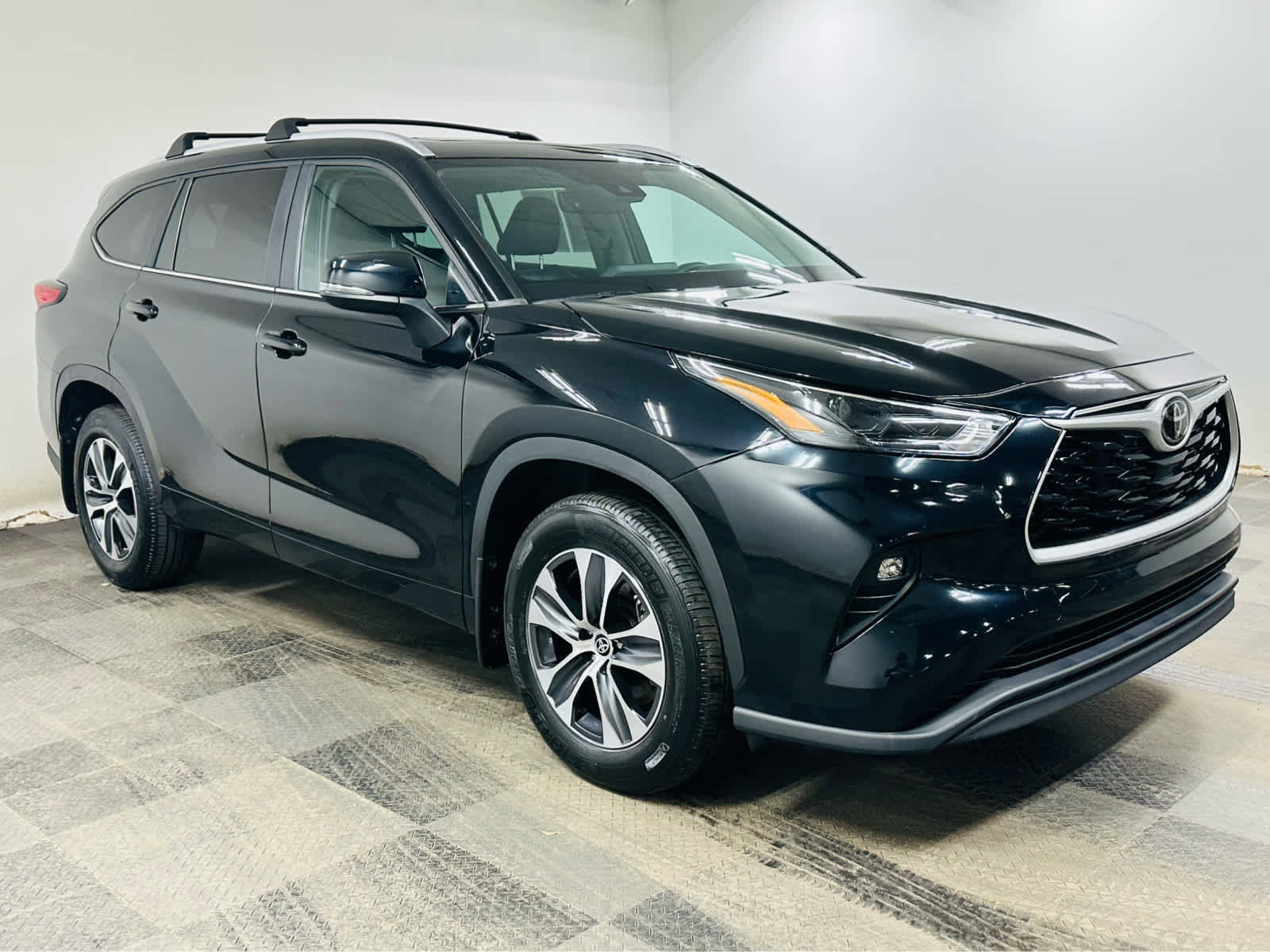 Used 2023 Toyota Highlander XLE AWD/4WD image 1