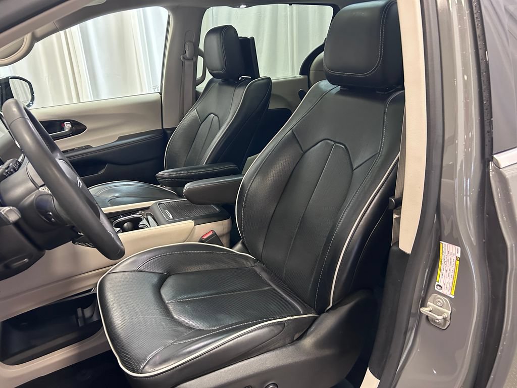 Used 2023 Chrysler Pacifica Limited w/ Uconnect Theater Family Group AWD/4WD image 8