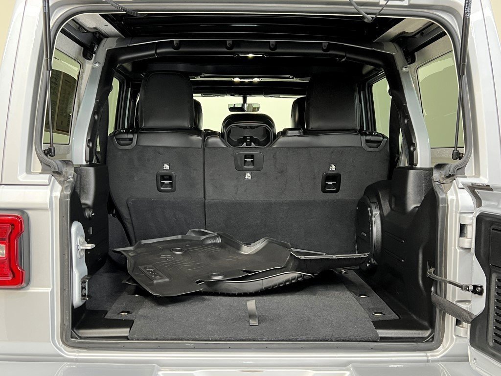 Used 2022 Jeep Wrangler Unlimited Sahara image 9