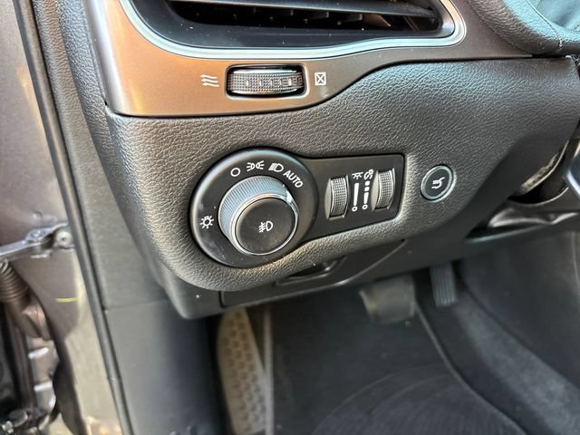 Used 2020 Jeep Cherokee Latitude Plus w/ Comfort/Convenience Group AWD/4WD image 15