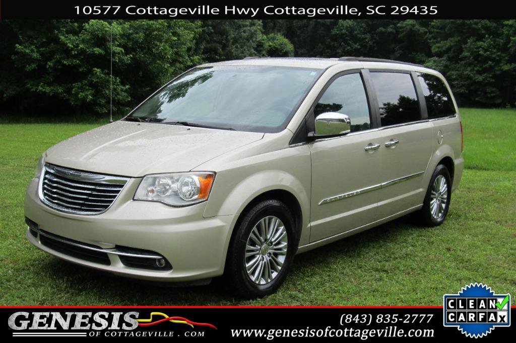 Used 2016 Chrysler Town & Country Touring-L image 1