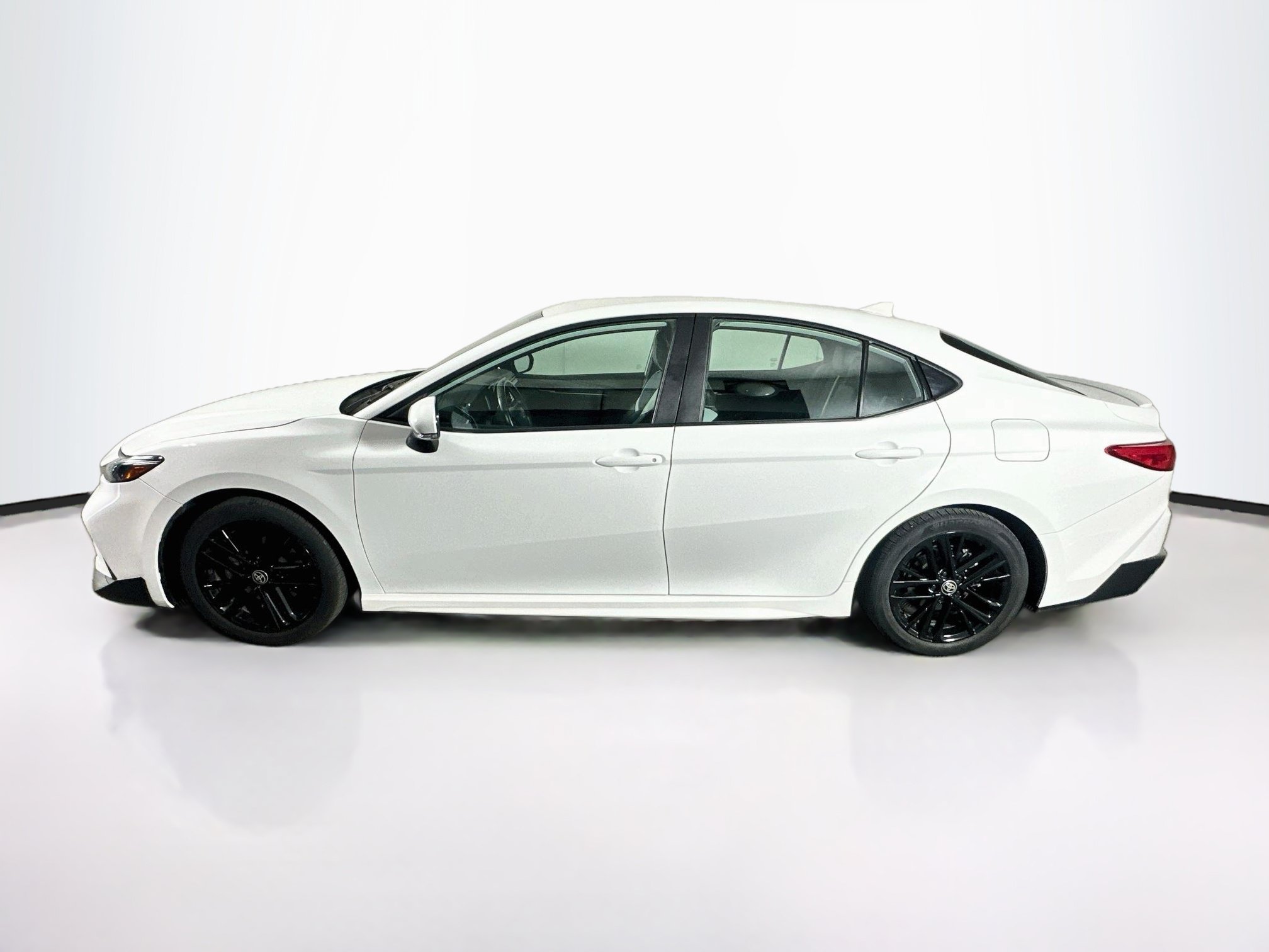 Used 2025 Toyota Camry SE FWD image 4