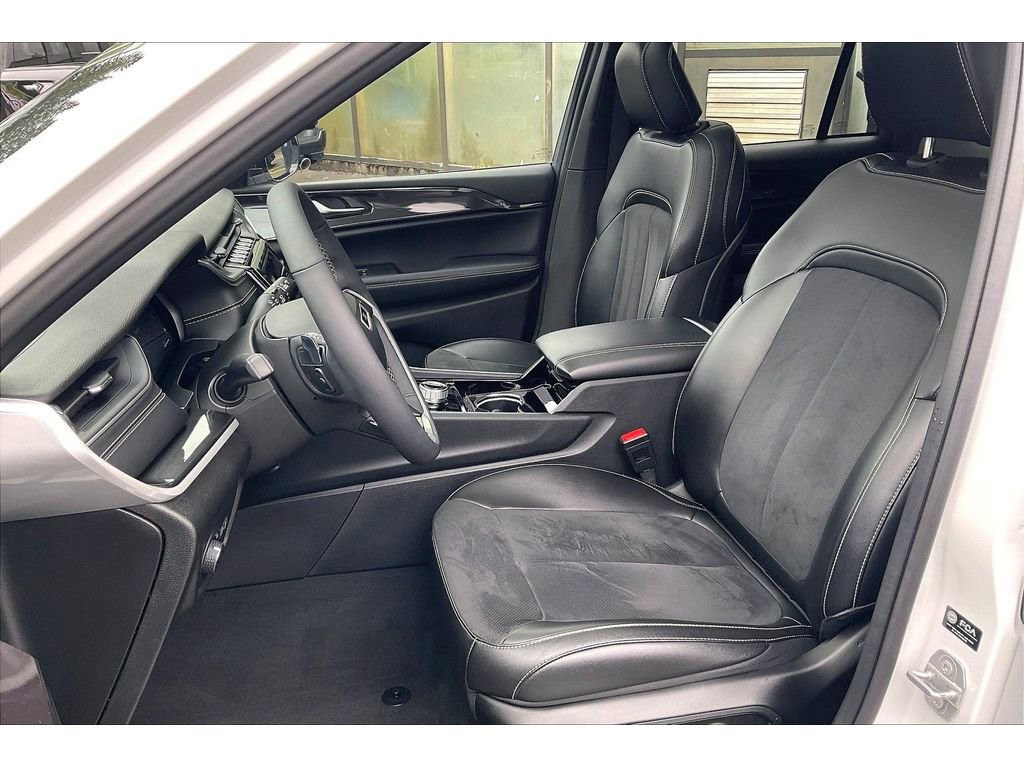Used 2023 Jeep Grand Cherokee Altitude AWD/4WD image 25