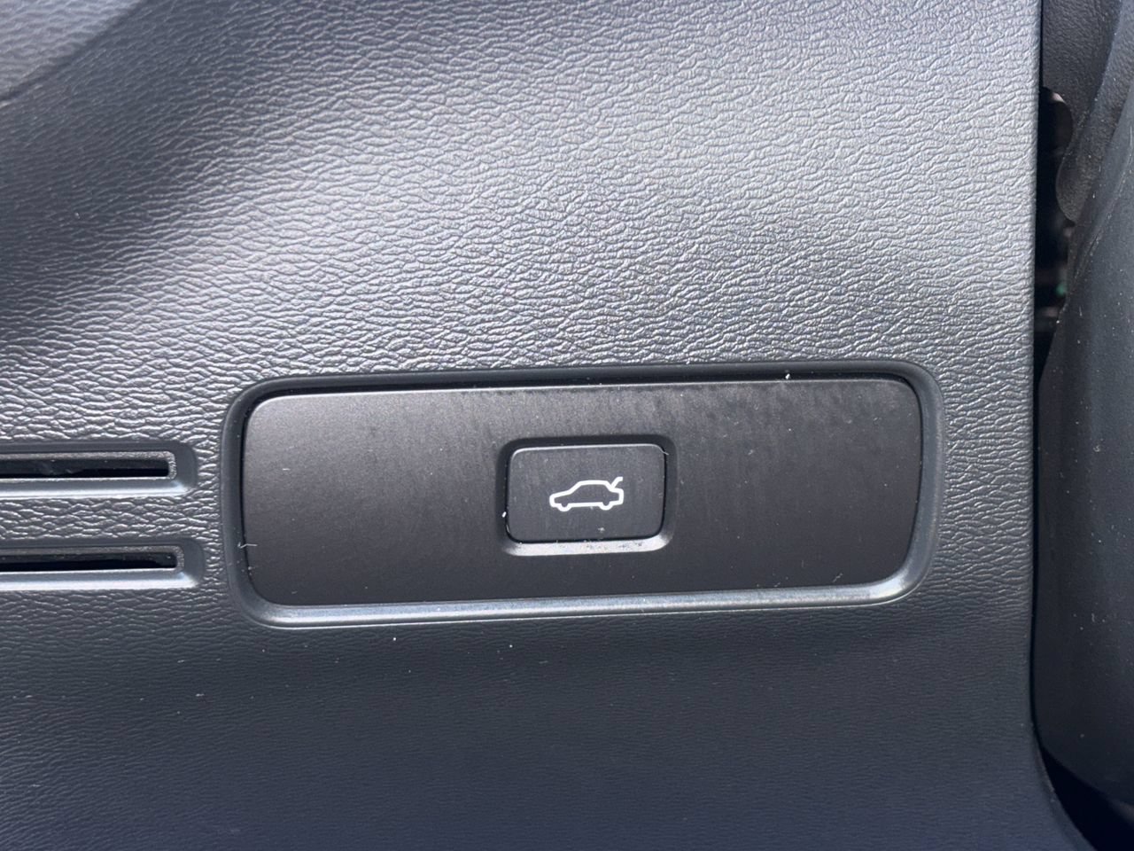 Used 2024 Volvo XC40 B5 Core AWD/4WD image 31