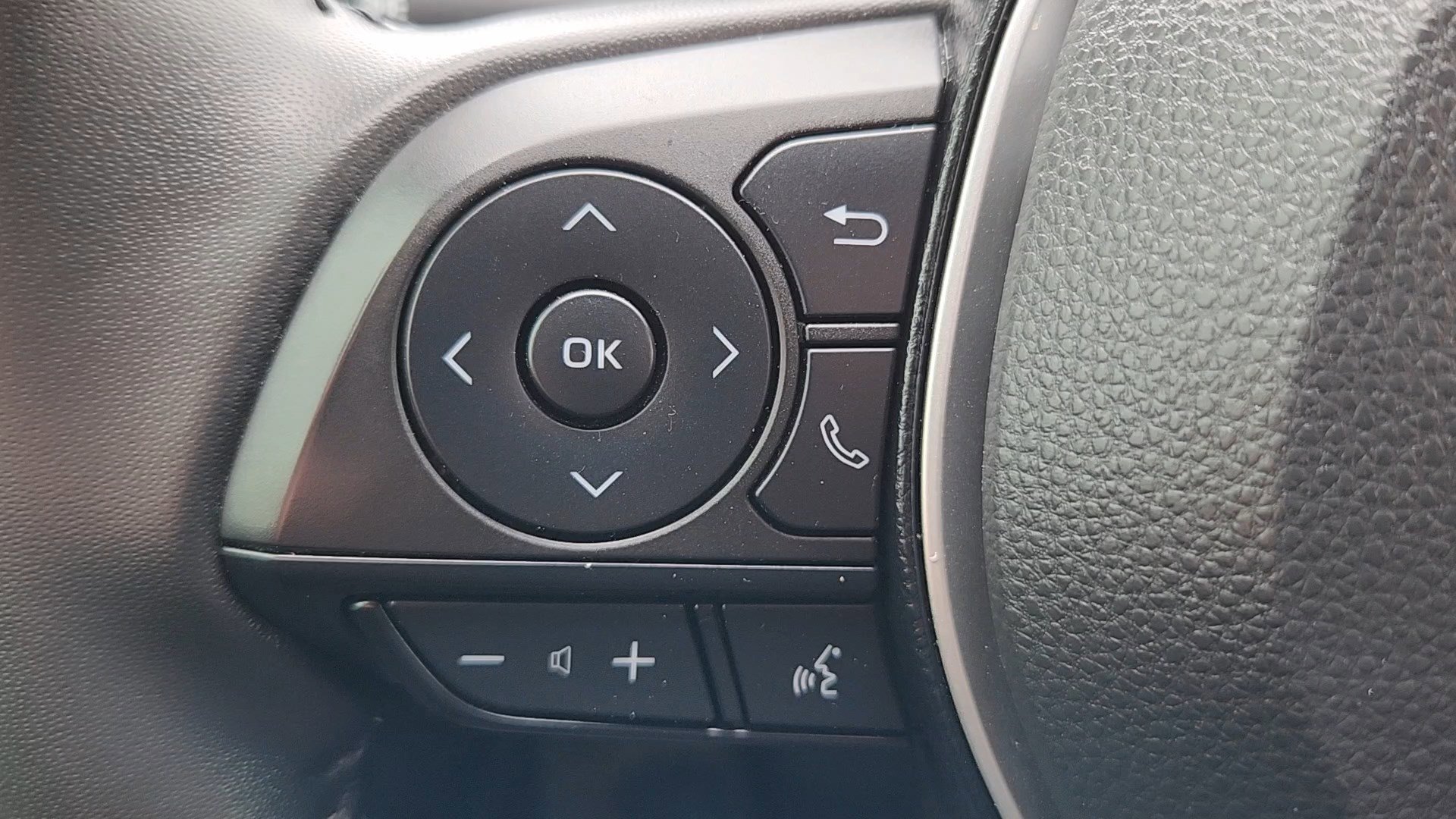 Used 2023 Toyota Corolla SE w/ SE Package image 12