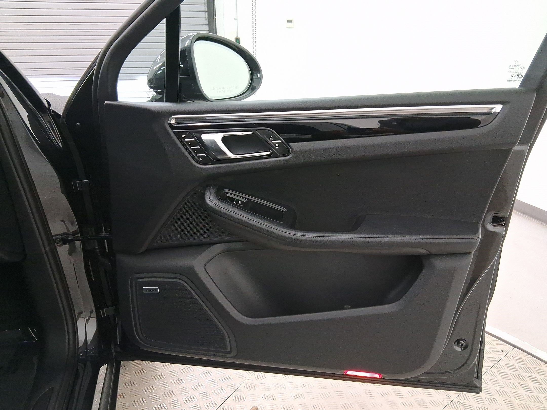 Used 2026 Porsche Macan AWD/4WD image 35