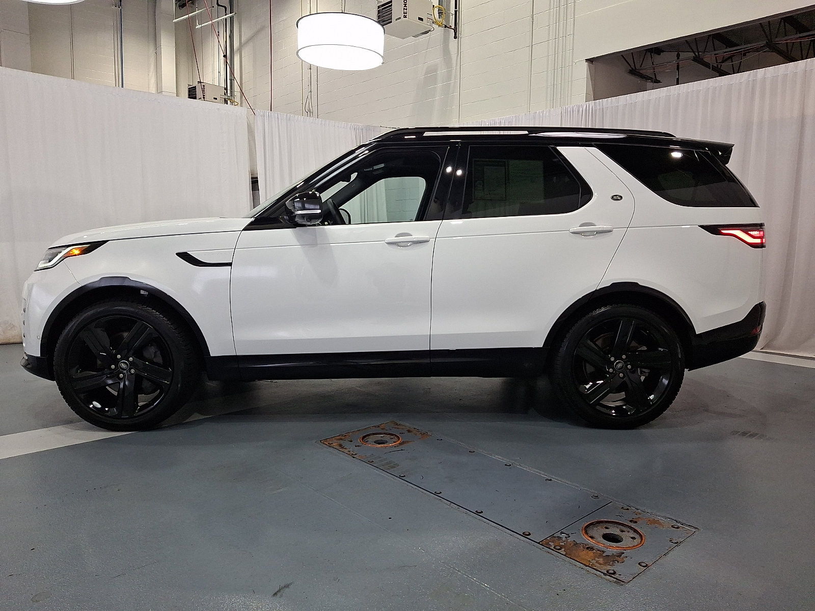 Certified 2025 Land Rover Discovery Dynamic SE AWD/4WD image 7