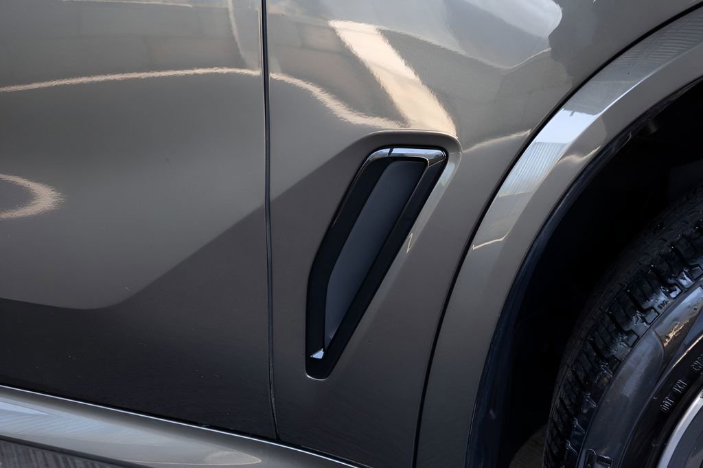 Used 2022 BMW X5 xDrive40i w/ M Sport Package AWD/4WD image 12