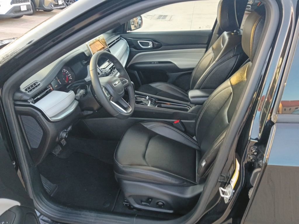 Used 2025 Jeep Compass Limited image 3